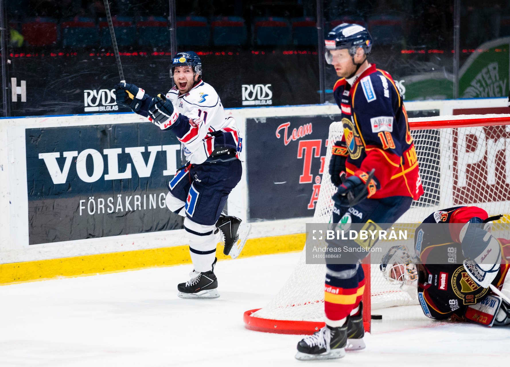 Linköpings Jacob Micflikier (v) gör 2-1 bakom