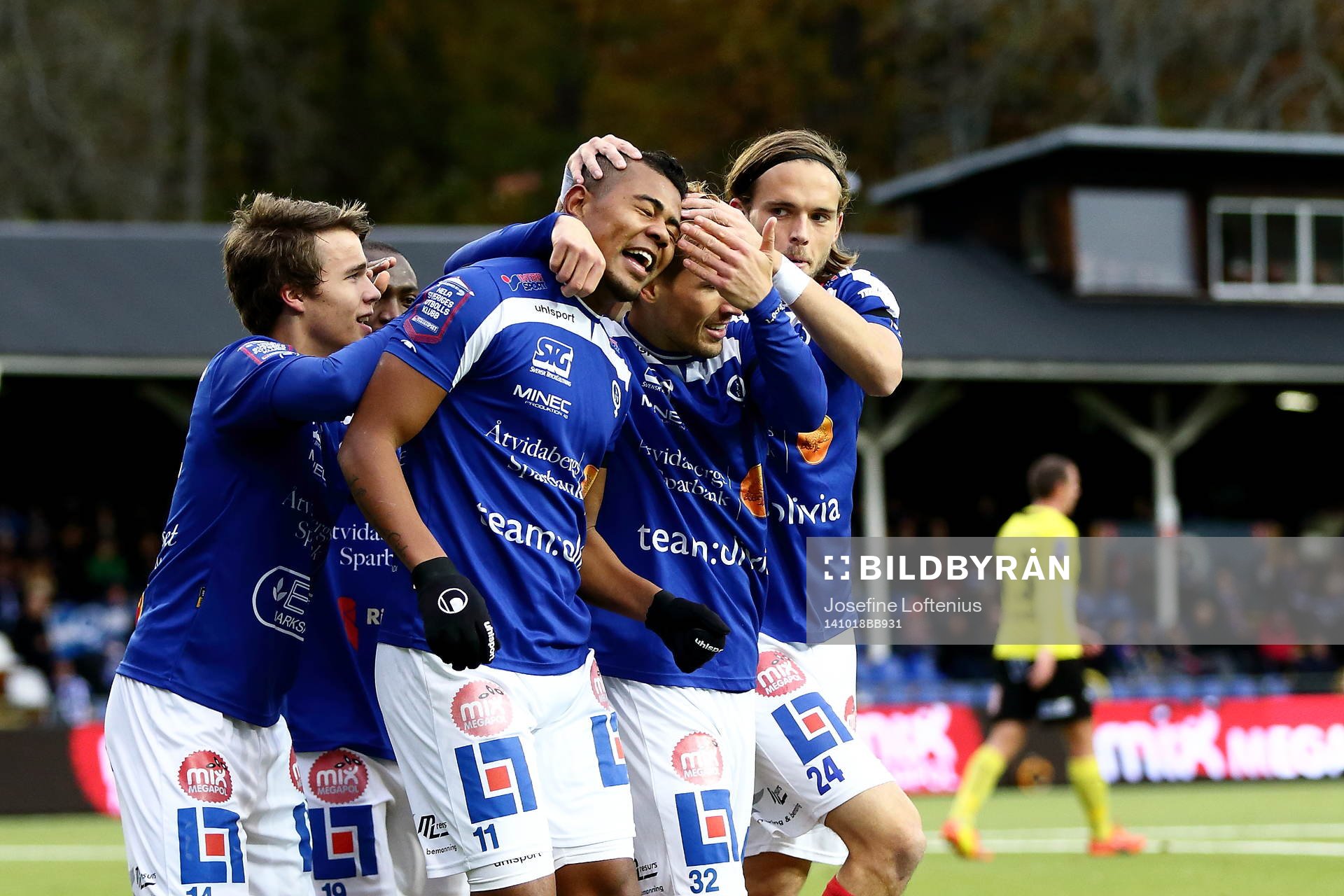 Åtvidabergs Ricardo Santos jublar blir omkramad av bland