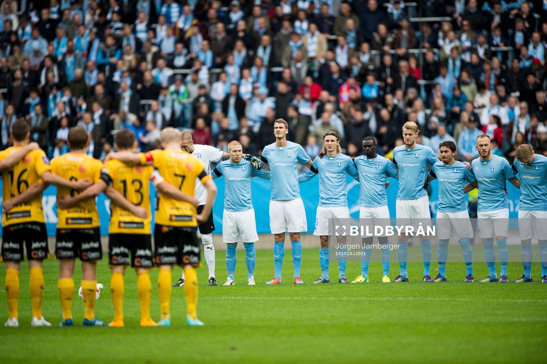 Tyst minut för Brommapojkarnas bortgångne Pontus Segerström innan fotbollsmatchen i Allsvenskan mellan Malmö FF och Elfsborg den 18 oktober 2014 i Malmö.