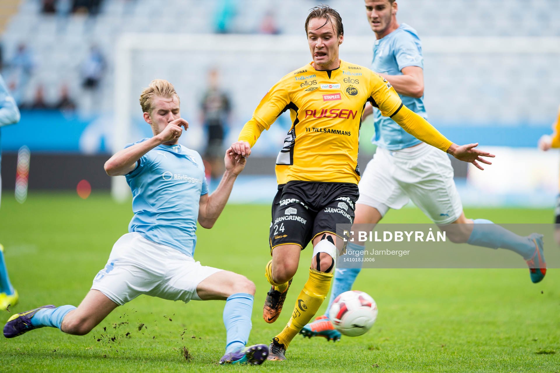 Malmö FFs Filip Helander bryter boll av Elfsborgs Viktor