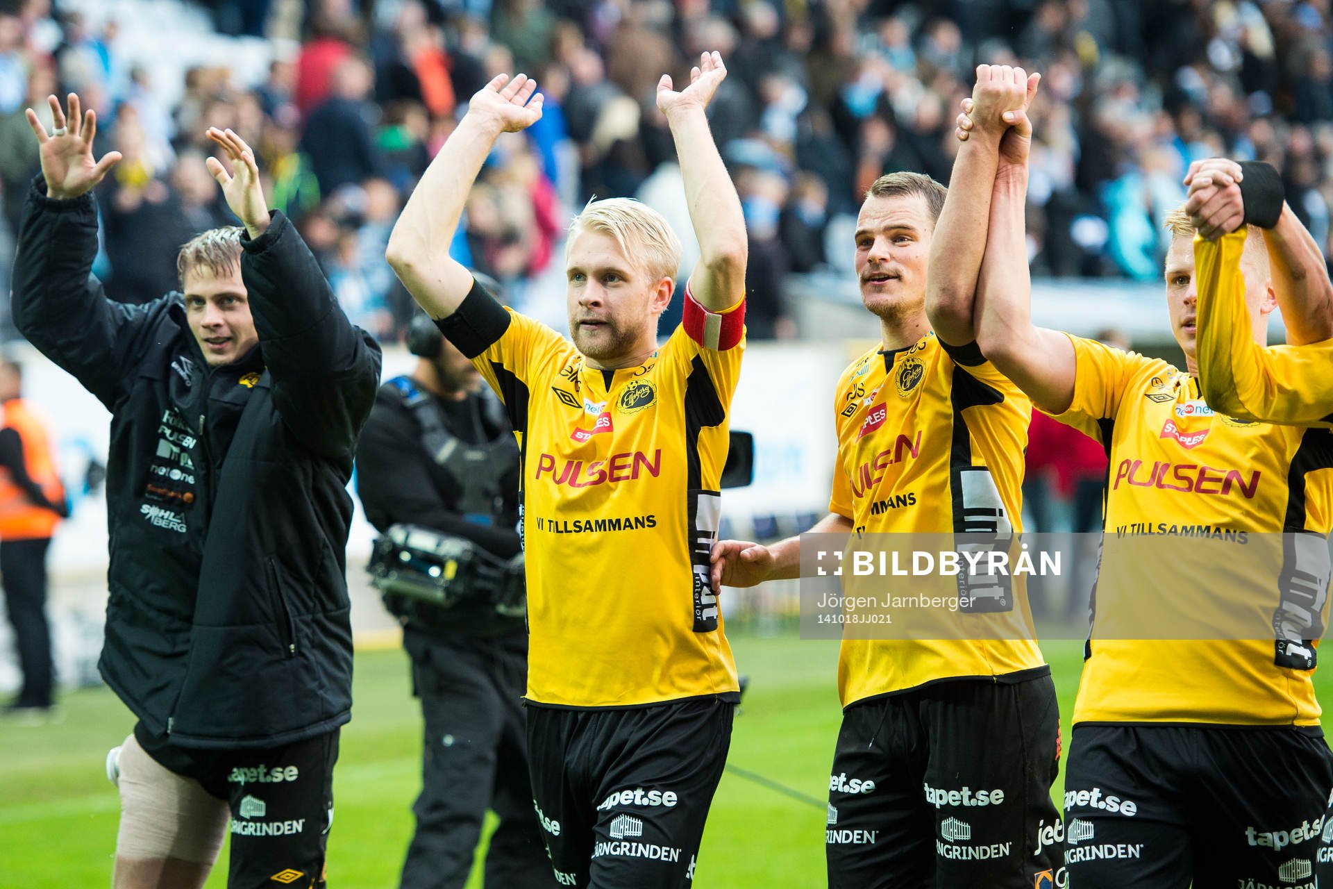 Elfsborgs spelarna med Johan Larsson (mitt i bild) tackar