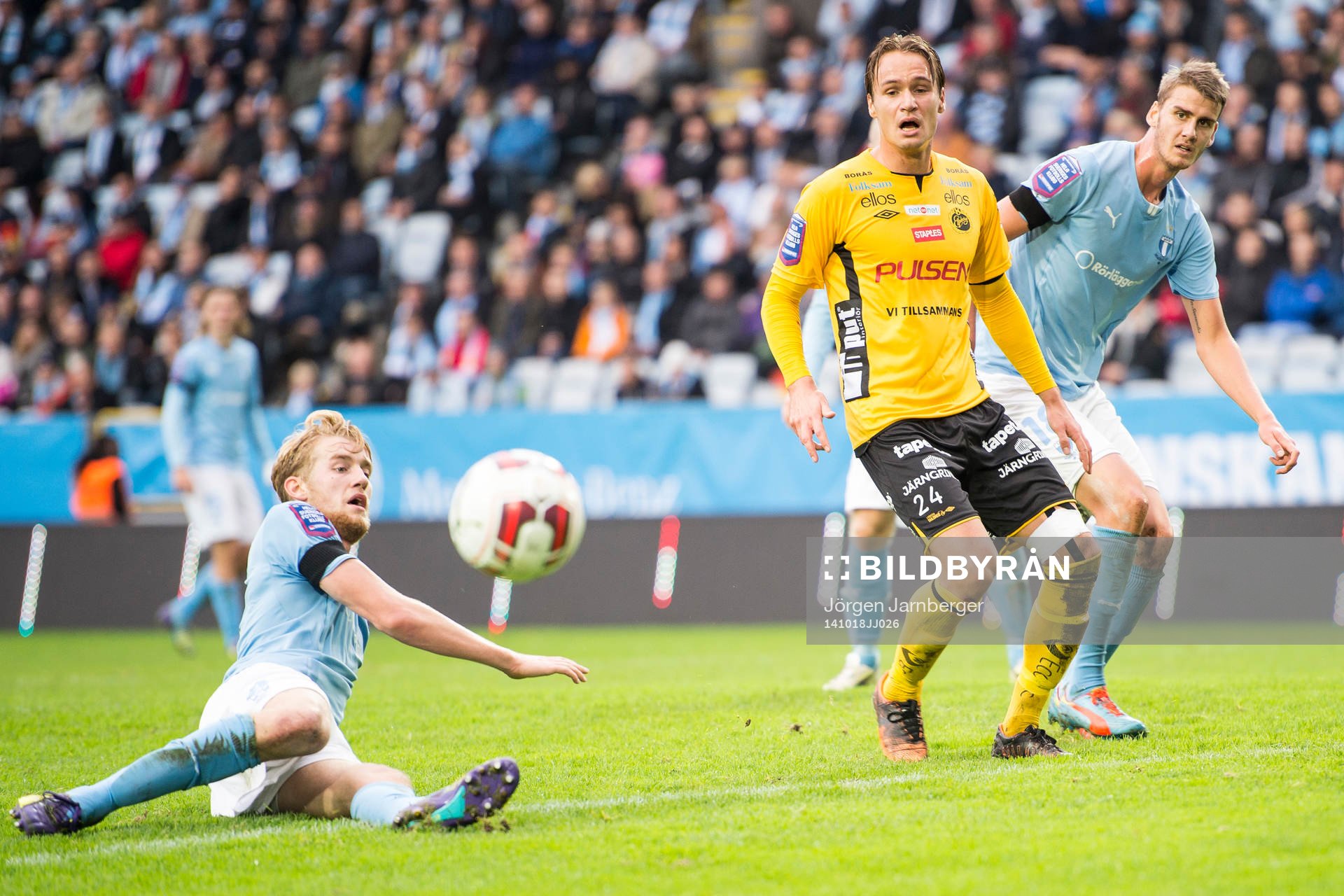Malmö FFs Filip Helander bryter boll framför Elfsborgs