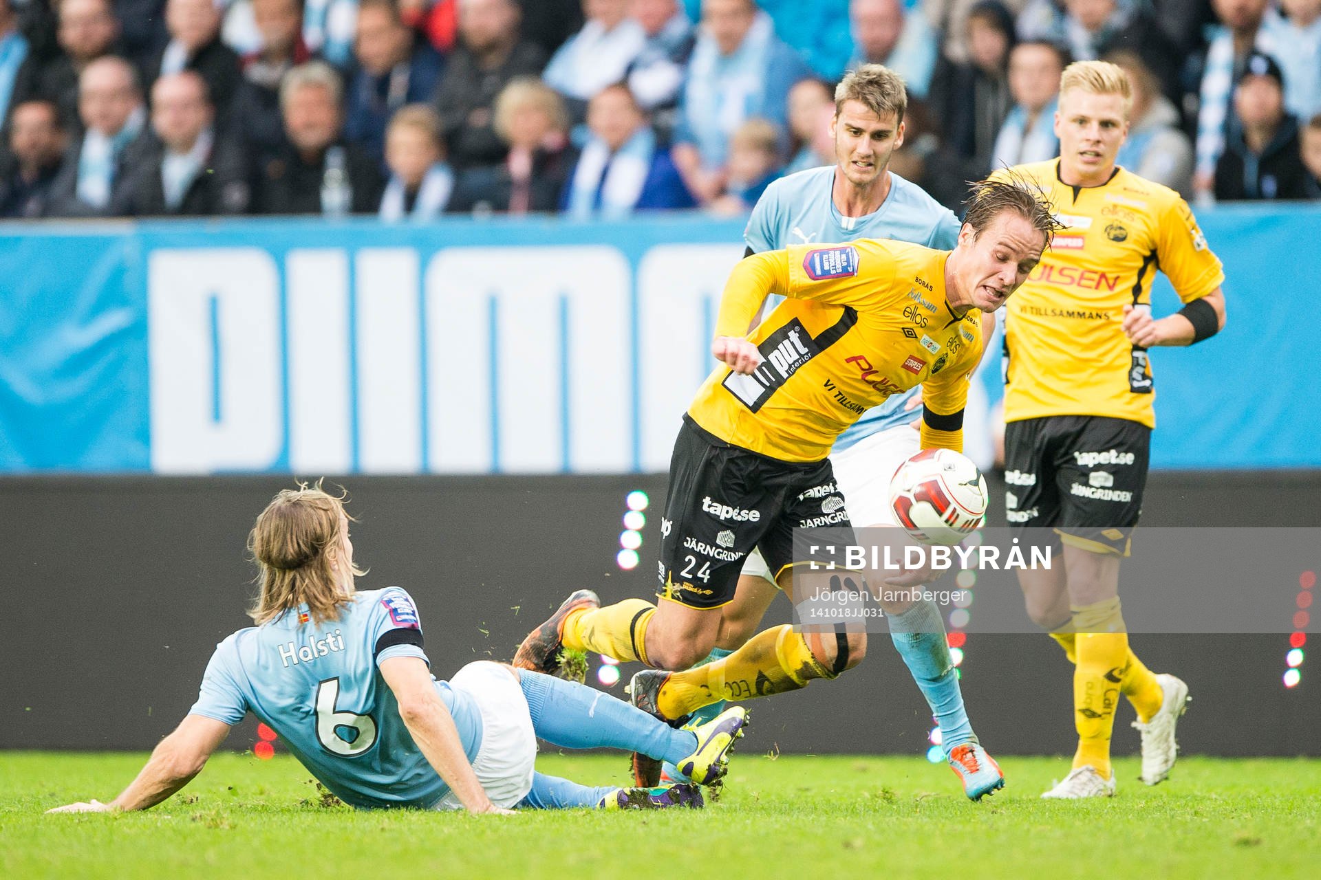 Elfsborgs Viktor Prodell stoppas av Malmö FFs Markus Halsti (rygg mot kameran) under fotbollsmatchen i Allsvenskan mellan Malmö FF och Elfsborg den 18 oktober 2014 i Malmö.