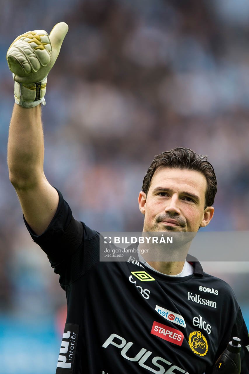 Elfsborgs målvakt Kevin Stuhr Ellegaard gör tummen upp