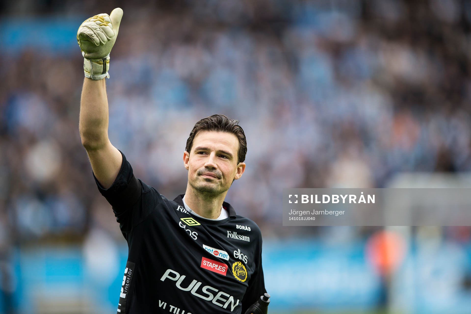 Elfsborgs målvakt Kevin Stuhr Ellegaard gör tummen upp