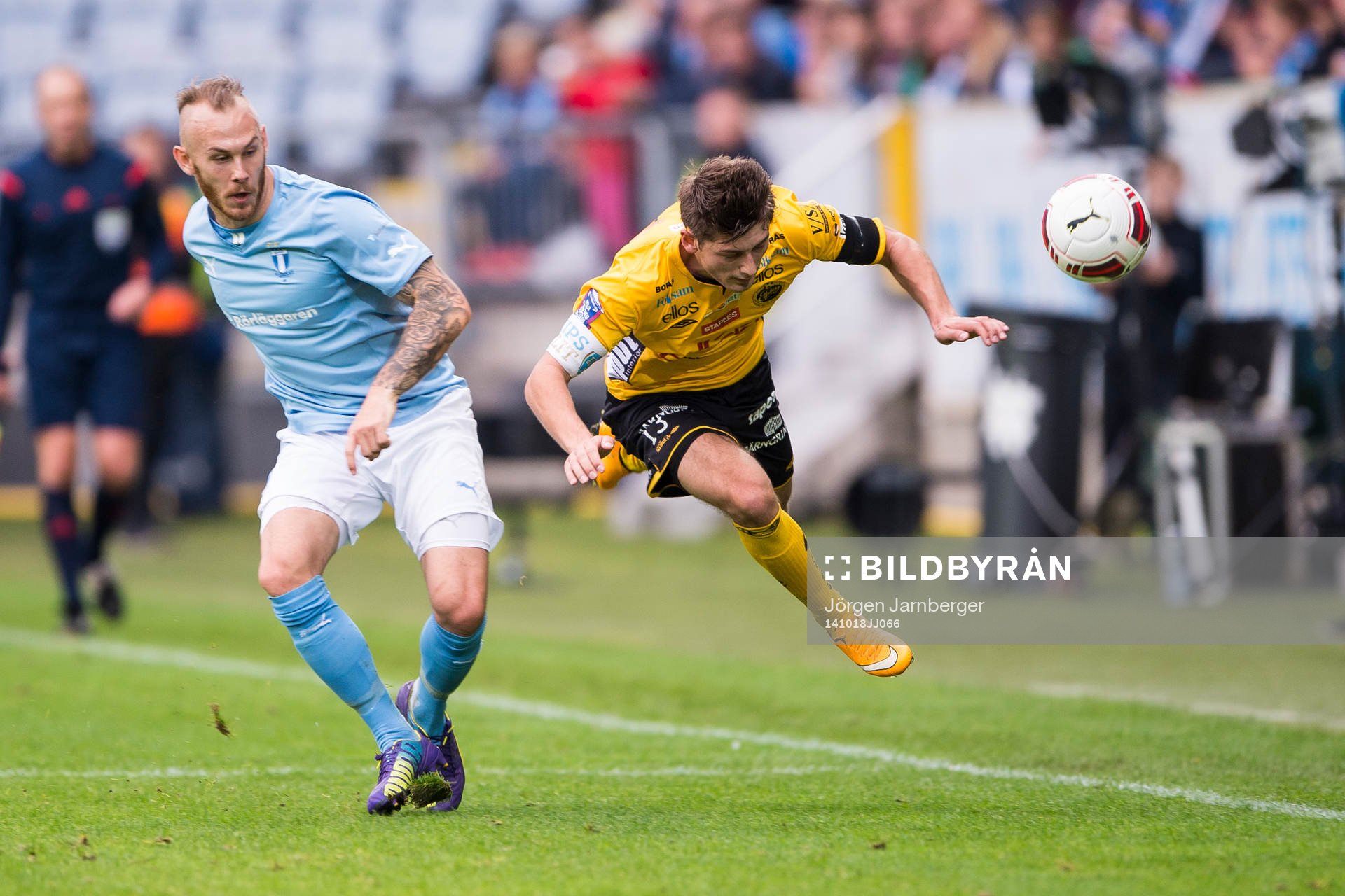 Malmö FFs Magnus Eriksson trycker ut både boll och