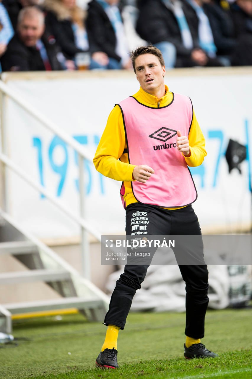 Elfsborgs Lasse Nilsson värmer upp för inhopp under fotbollsmatchen i Allsvenskan mellan Malmö FF och Elfsborg den 18 oktober 2014 i Malmö.