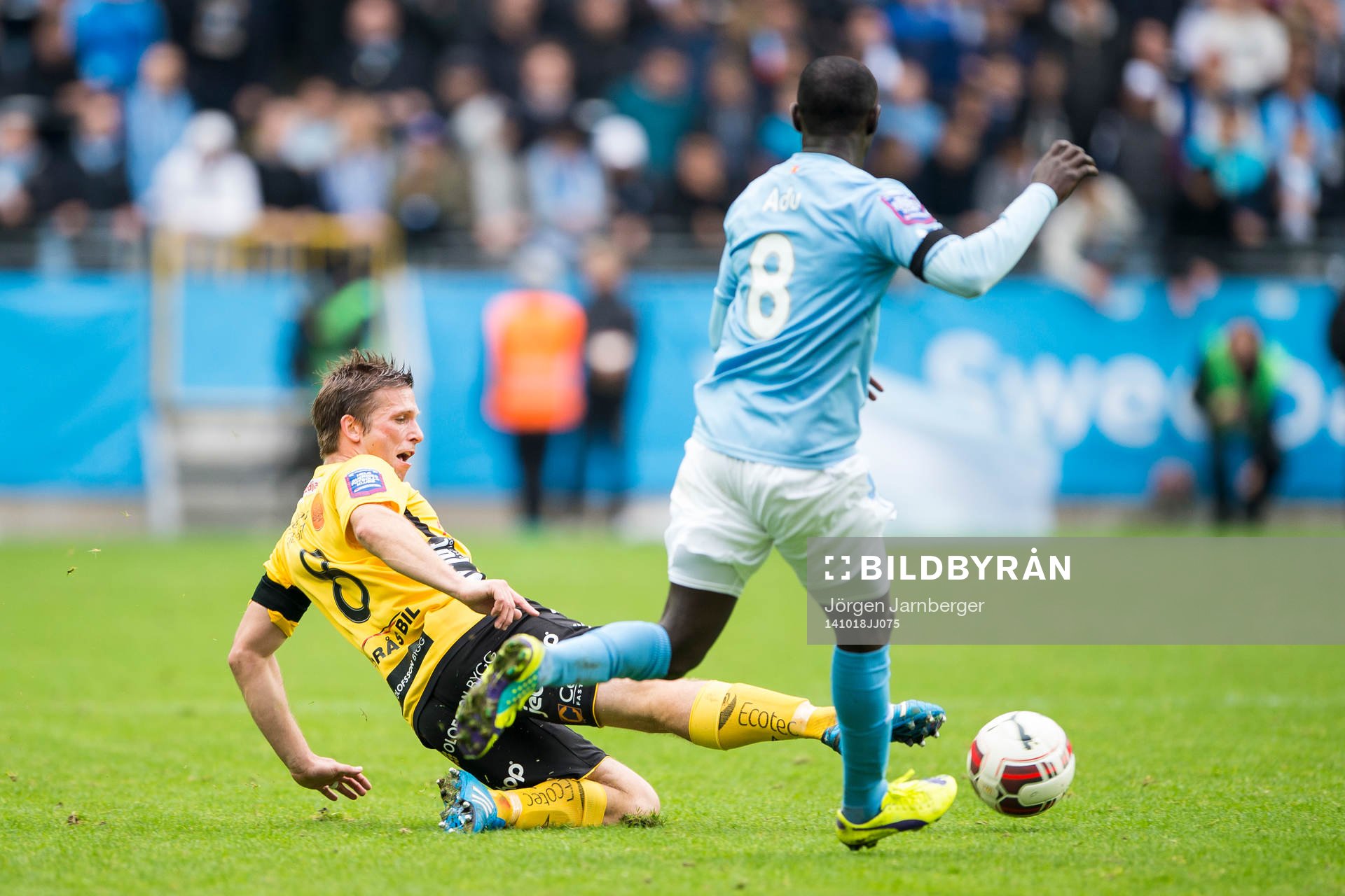 Elfsborgs Anders Svensson bryter boll av Malmö FFs Enock