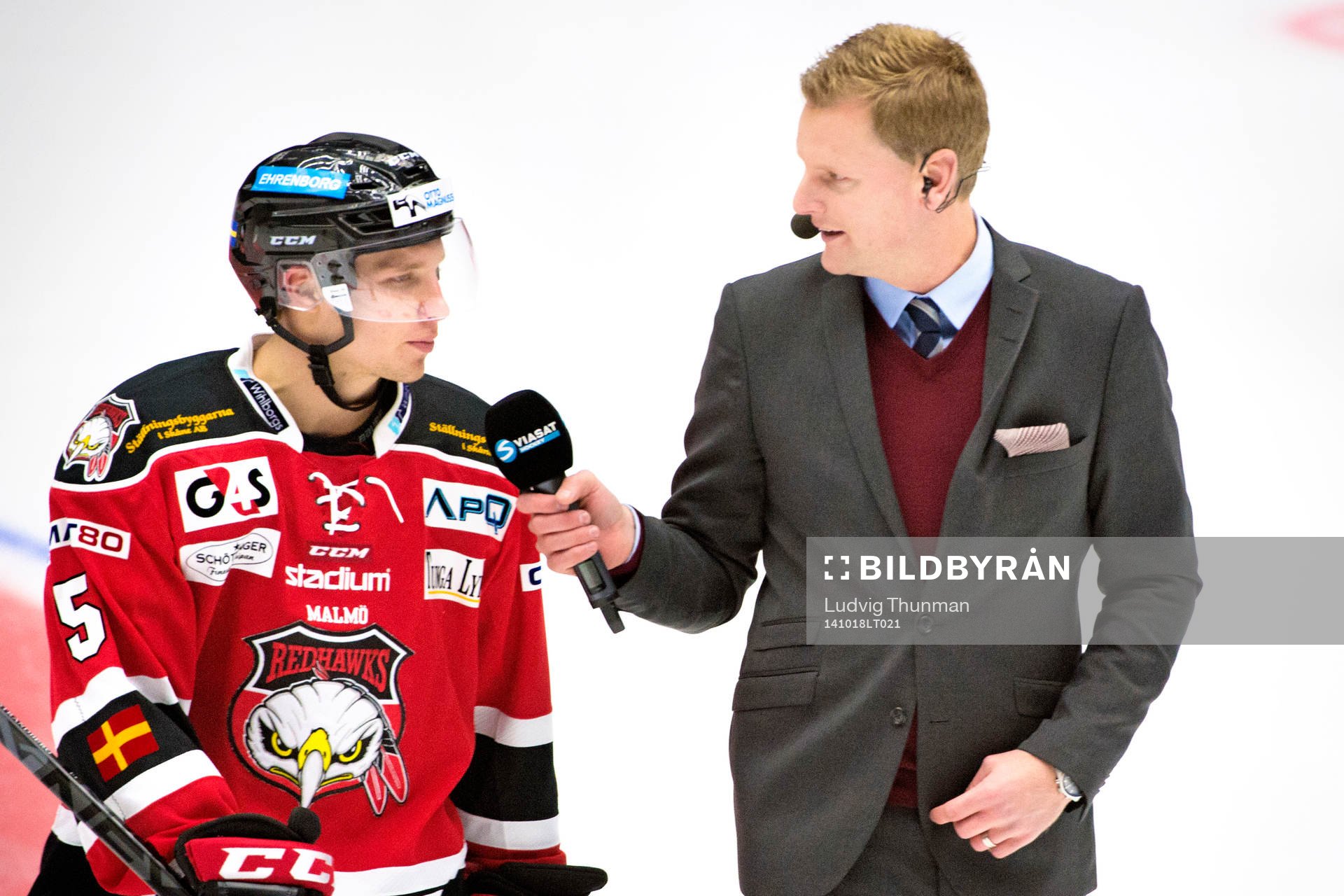 Viasats kommentator Niklas Jihde intervjuar Malmö Redhawks