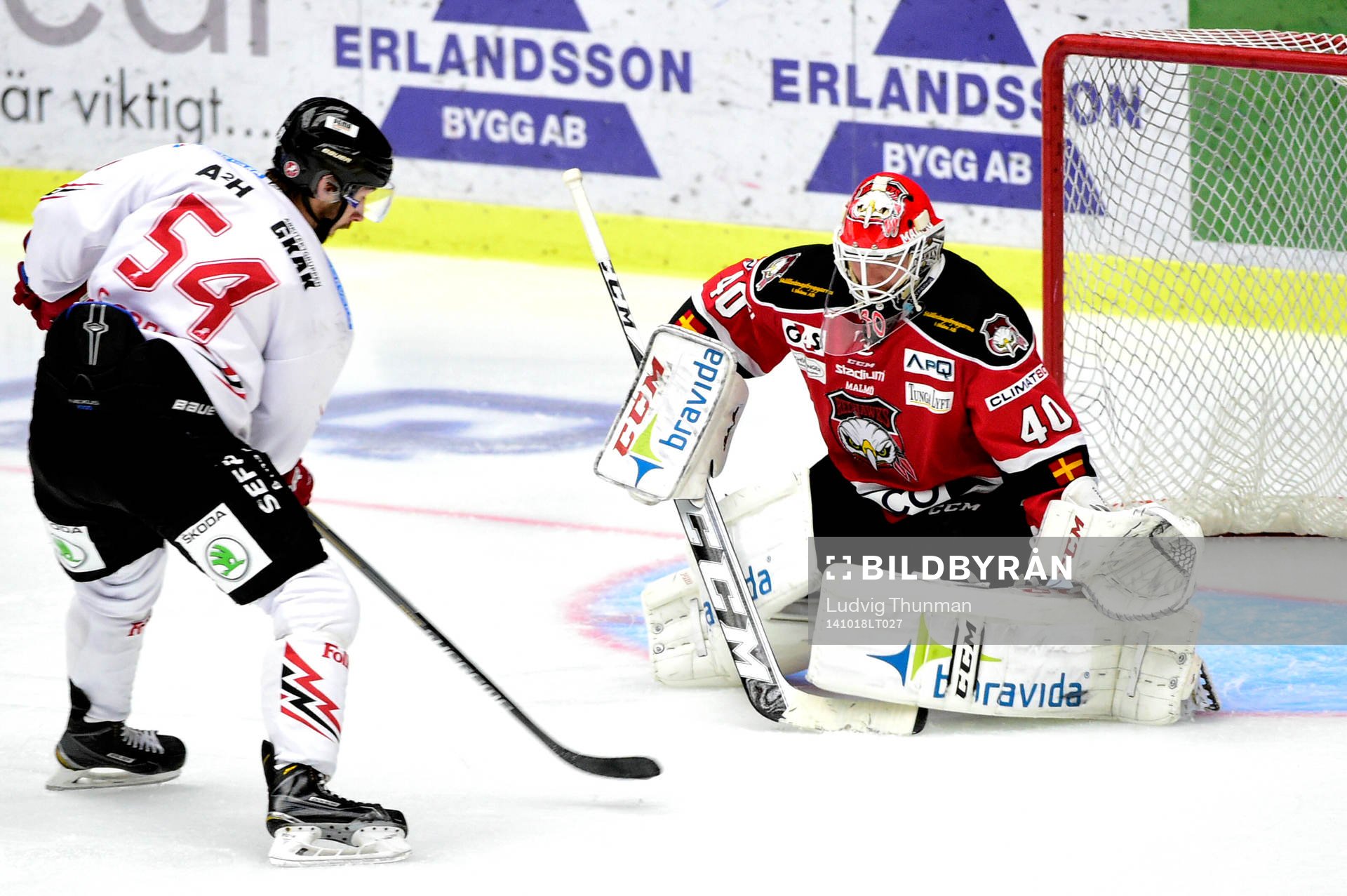 Vita Hästens Adam Schmidt kommer fri mot Malmö Redhawks
