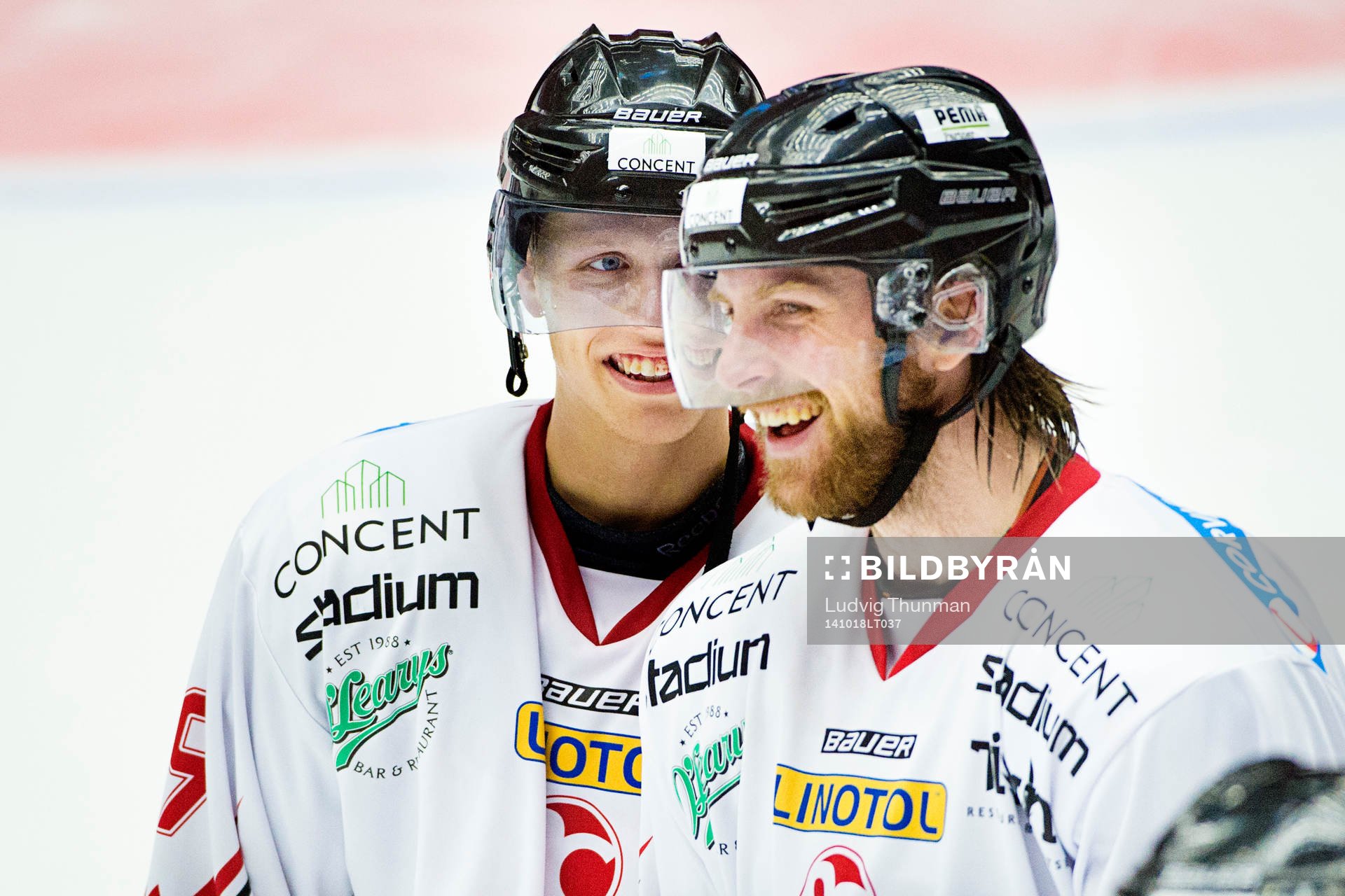 Vita Hästens Kalle Olsson och Robin Dahlström  firar