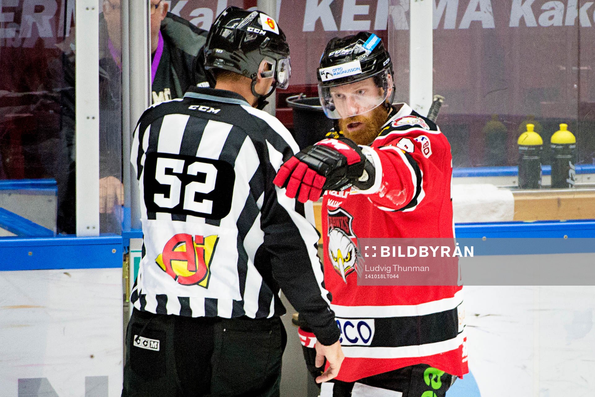 Malmö Redhawks Fredrik Storm i diskussion med en av