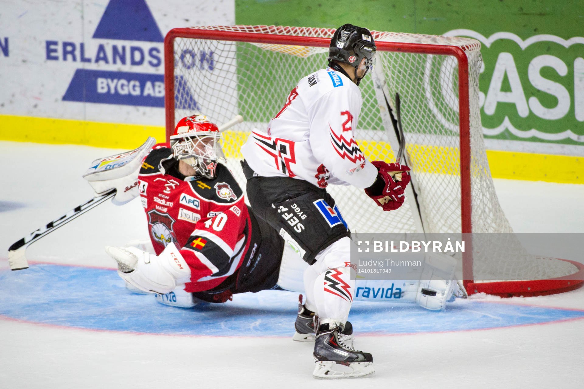 Malmö Redhawks målvakt Pontus Sjögren räddar skott