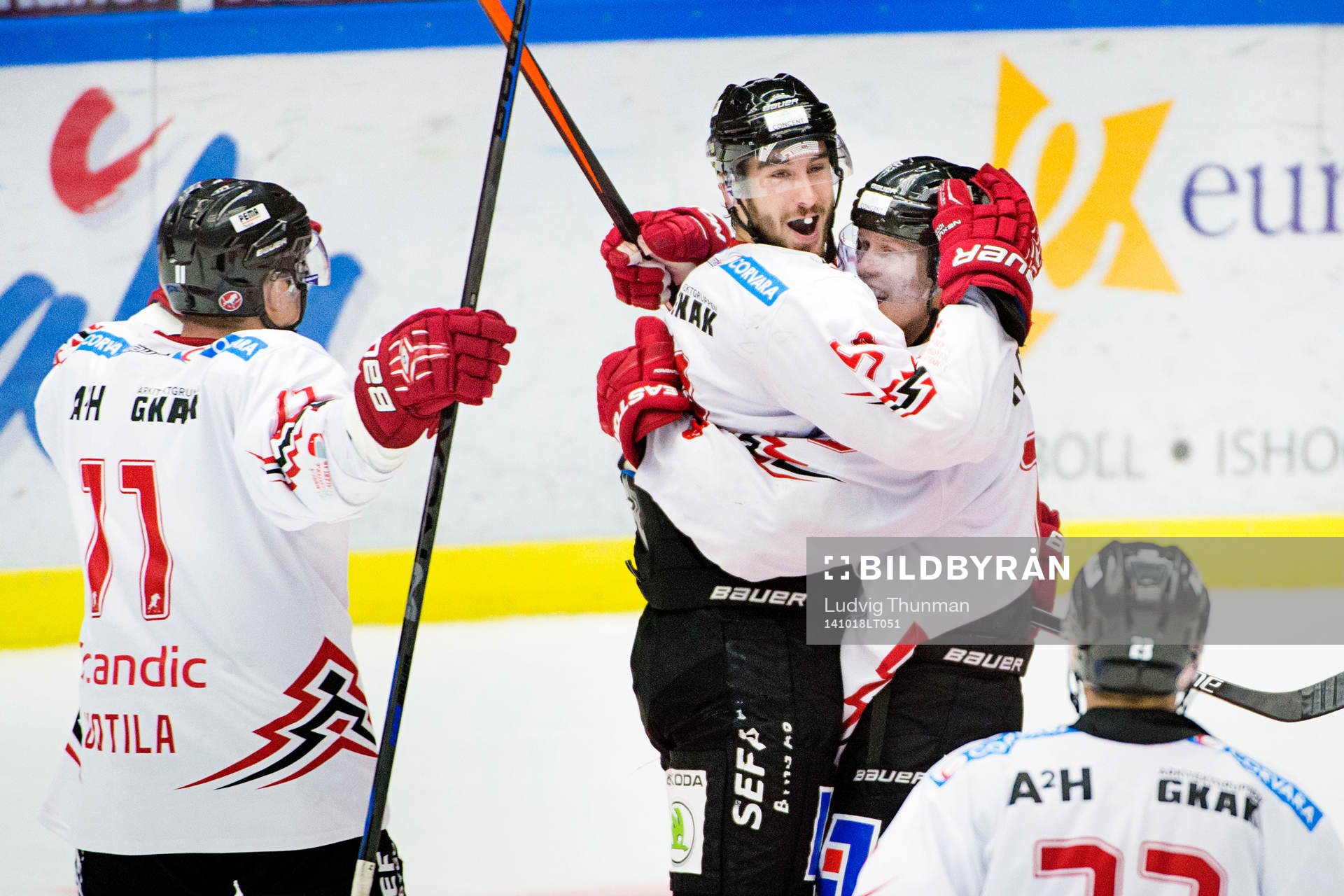 Vita Hästens Anton Brehmer firar han gjort 0-1 med Joakim