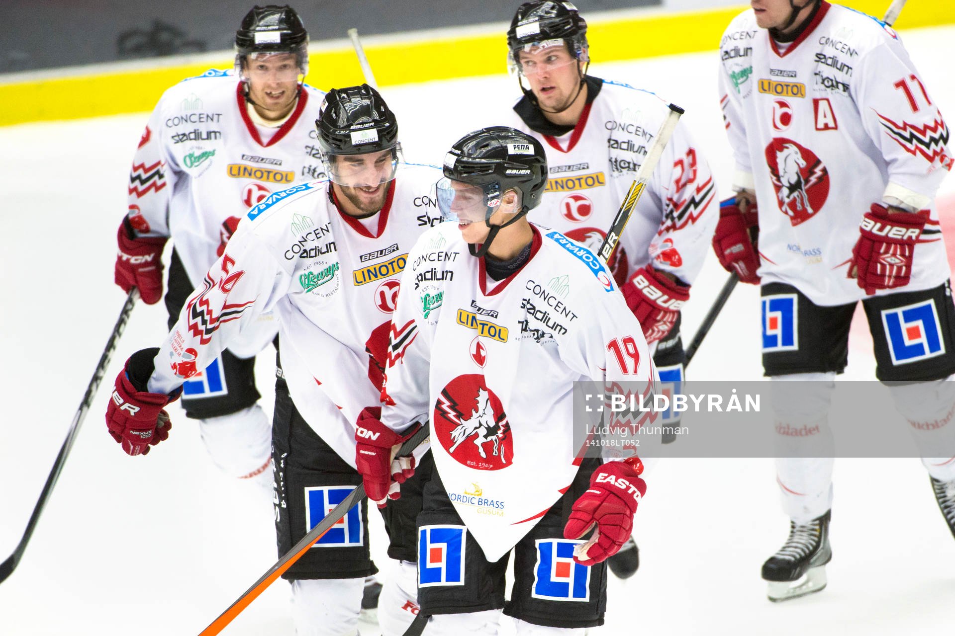 Vita Hästens Anton Brehmer firar 0-1 med Adam Schmidt (th)