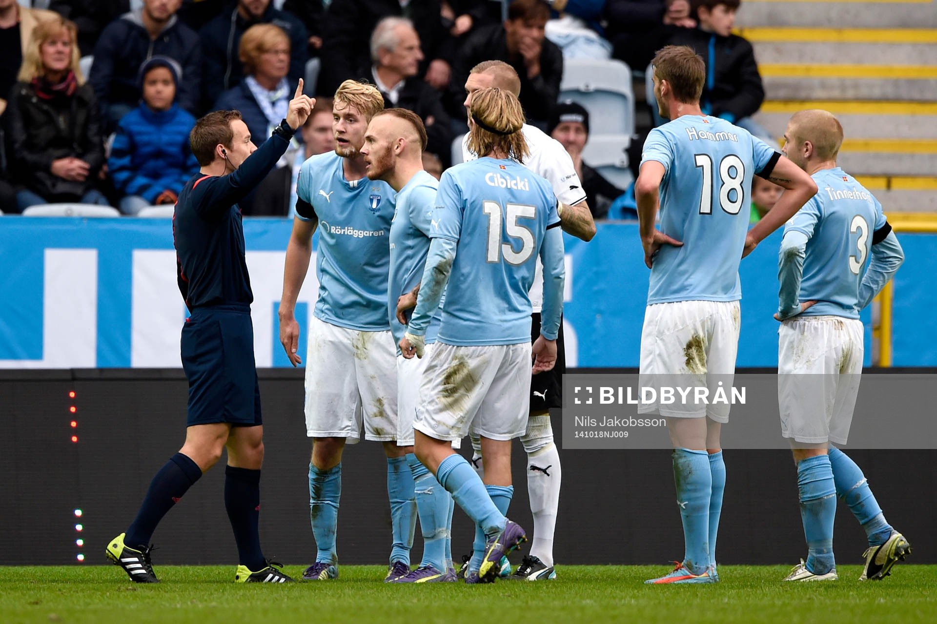 Malmö FFs Filip Helander och Magnus Eriksson  protesterar