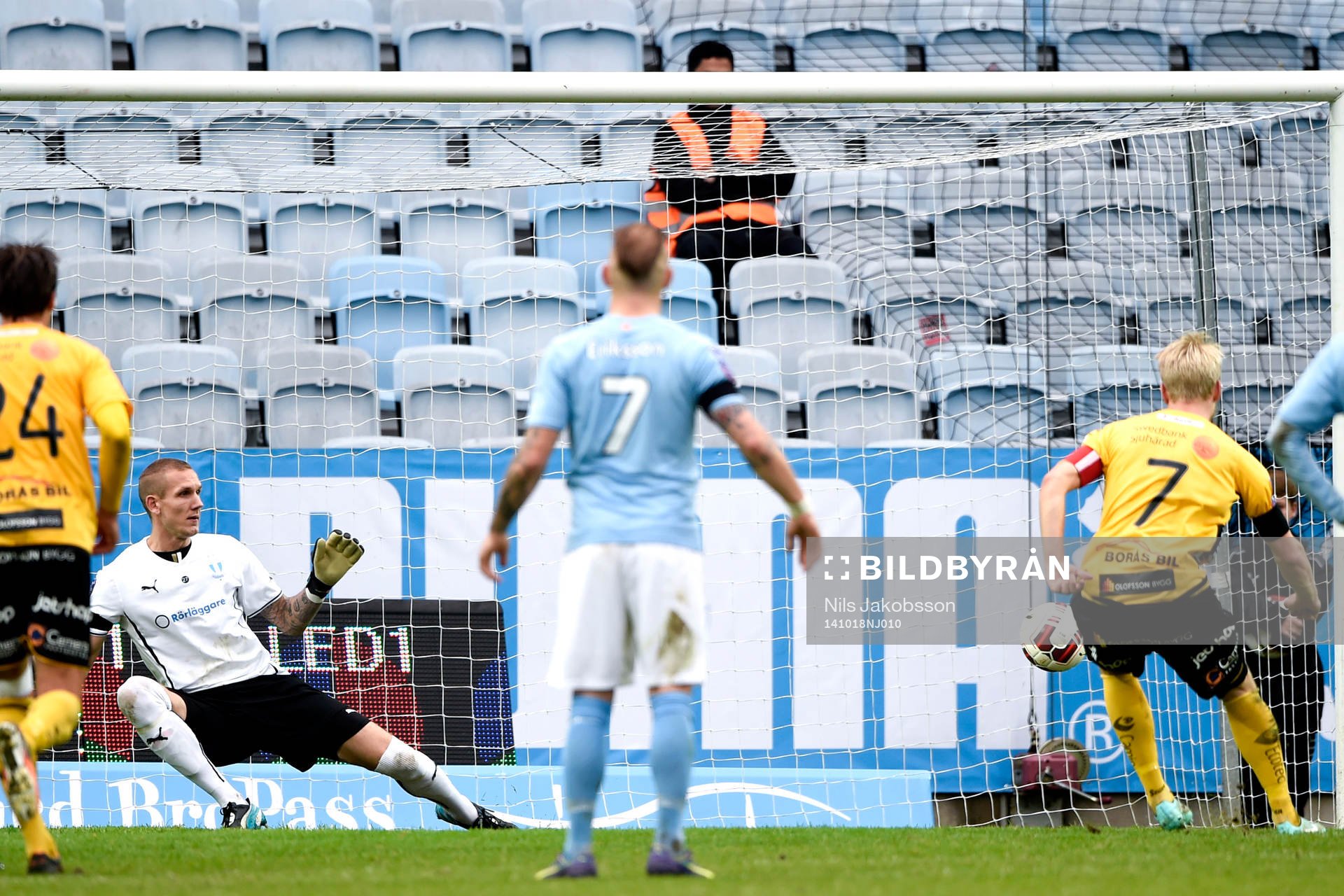 Elfsborgs Johan Larsson gör 1-1 på straff bakom Malmö