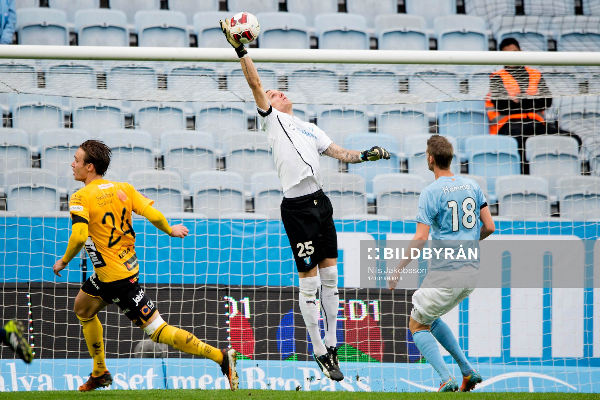 Malmö FFs målvakt Robin Olsen når högst på en boll