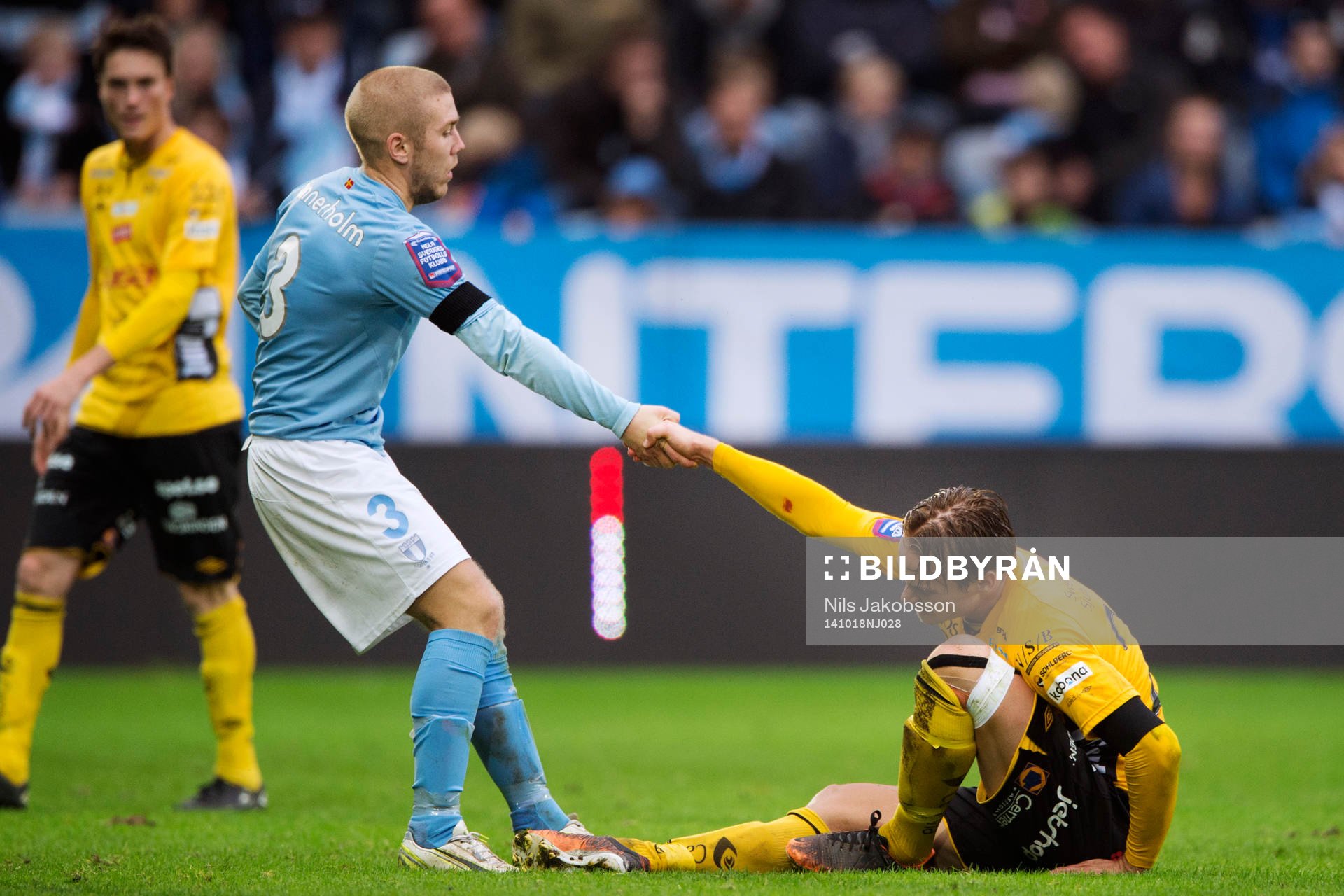 Malmö FFs Anton Tinnerholm hjälper Elfsborgs Viktor