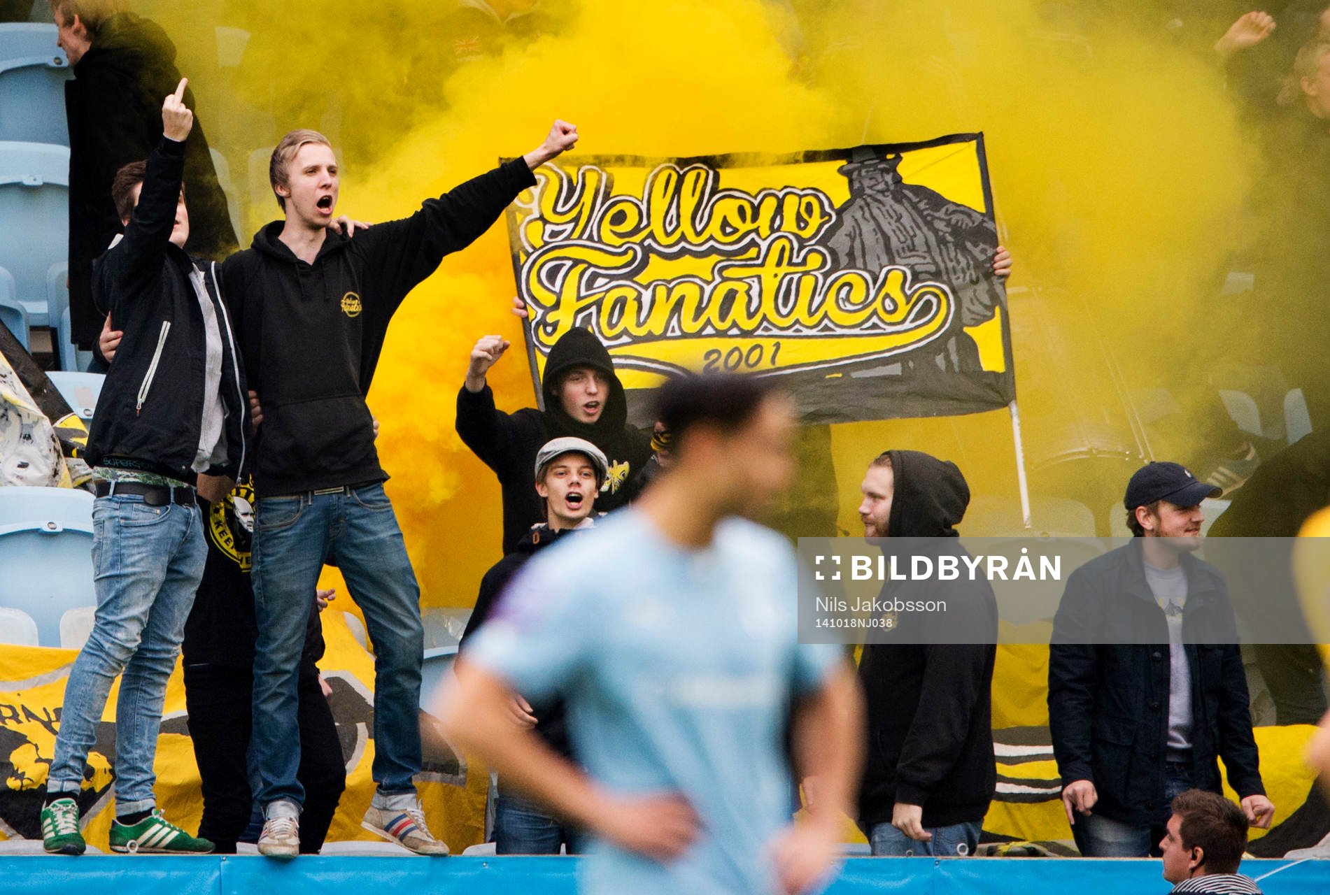 Elfsborgs supportrar jublar och sprider rök samtidigt som