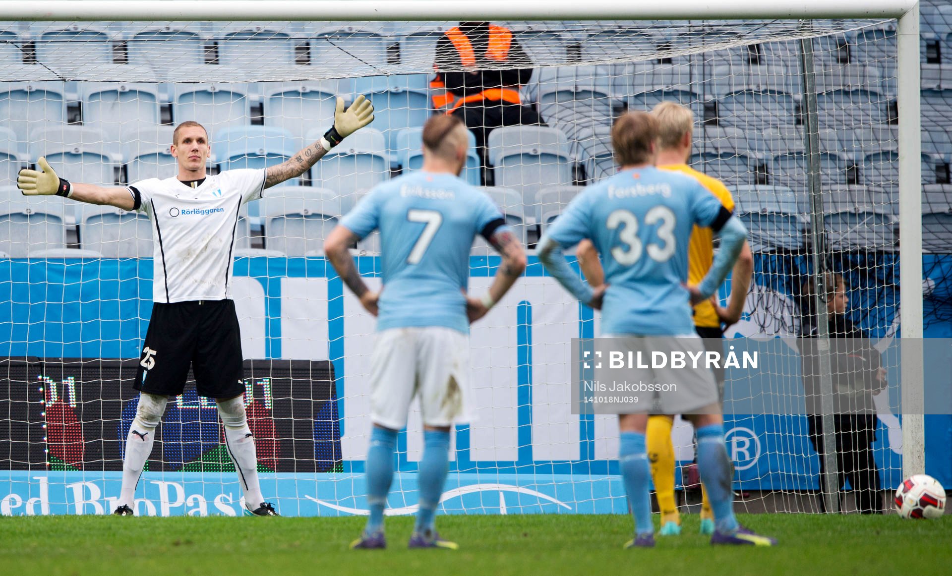 Malmö FFs målvakt Robin Olsen gör sig stor innan