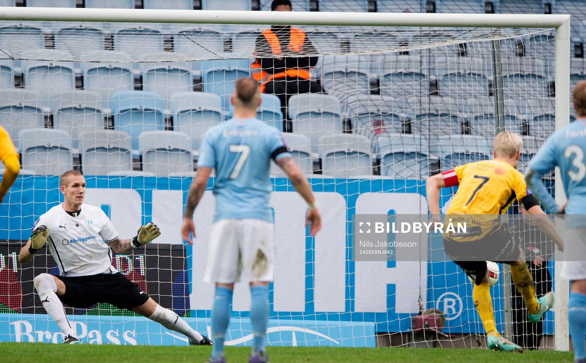 Elfsborgs Johan Larsson slår in 1-1 på straff bakom