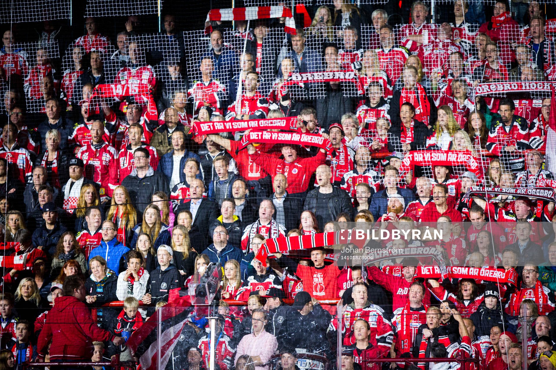 Örebros hemmapublik sjunger och håller upp flaggor