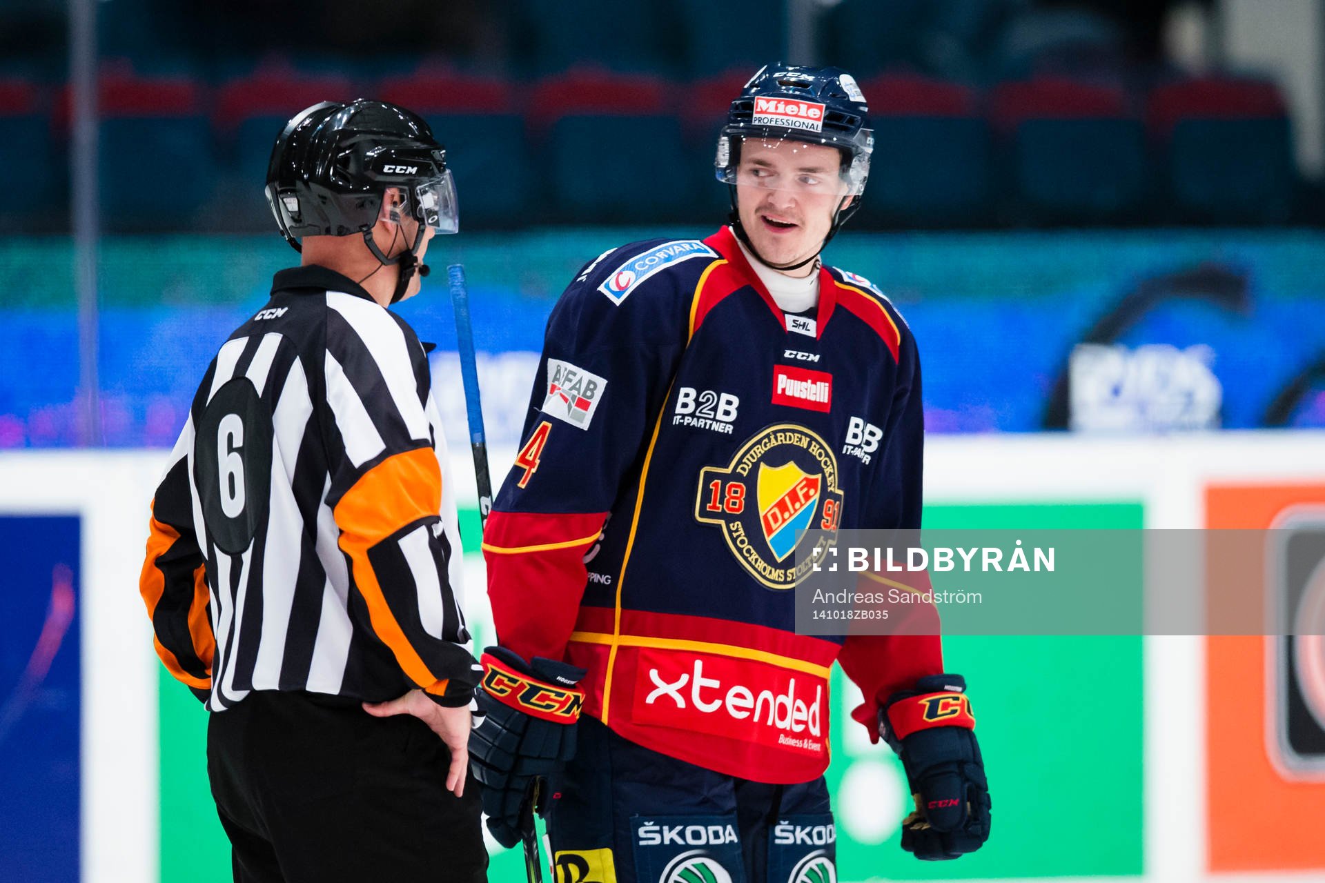 Djurgårdens Marcus Högström i samtal med Domare Sören