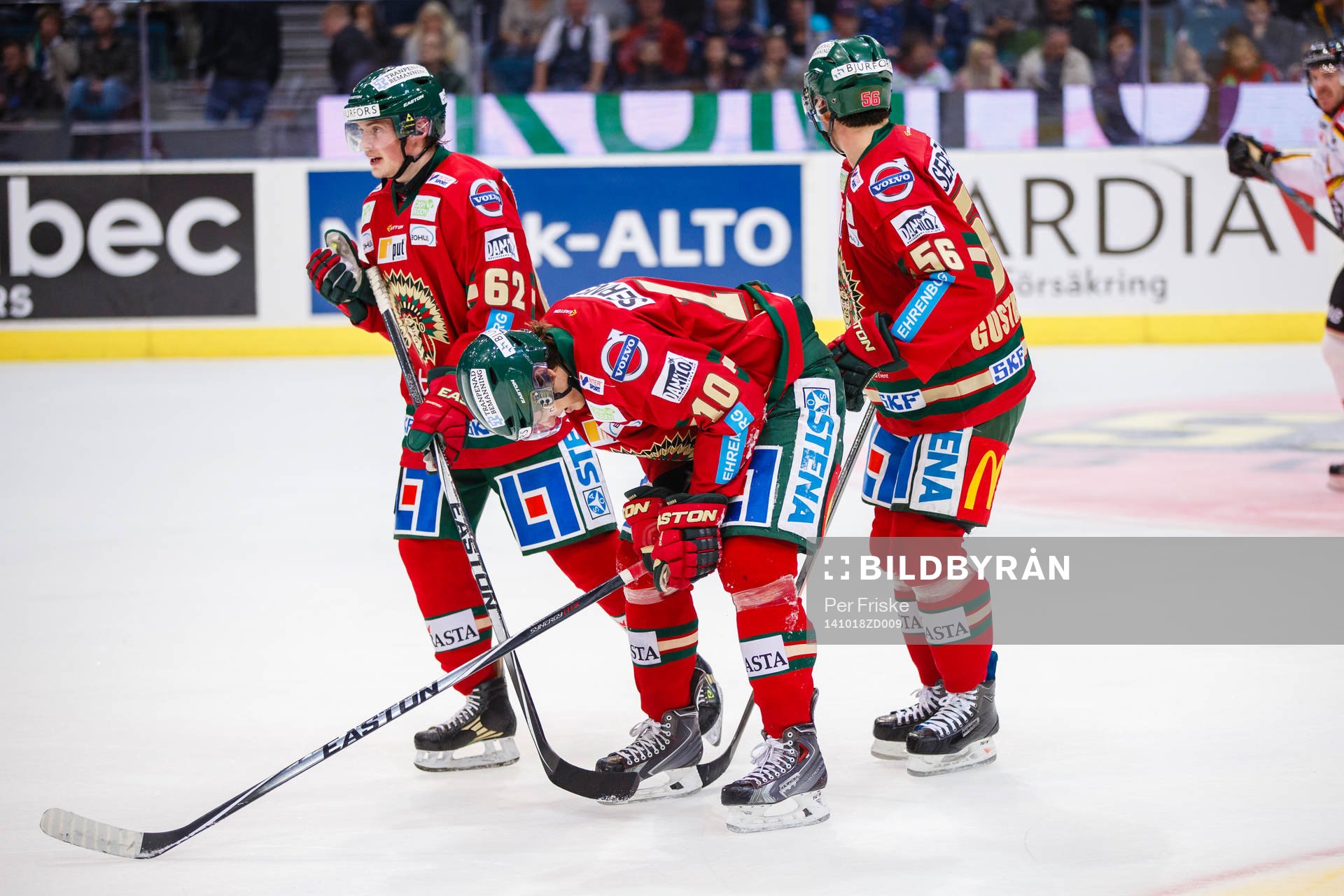 Frölundas Mattias Janmark får hjälp av isen
