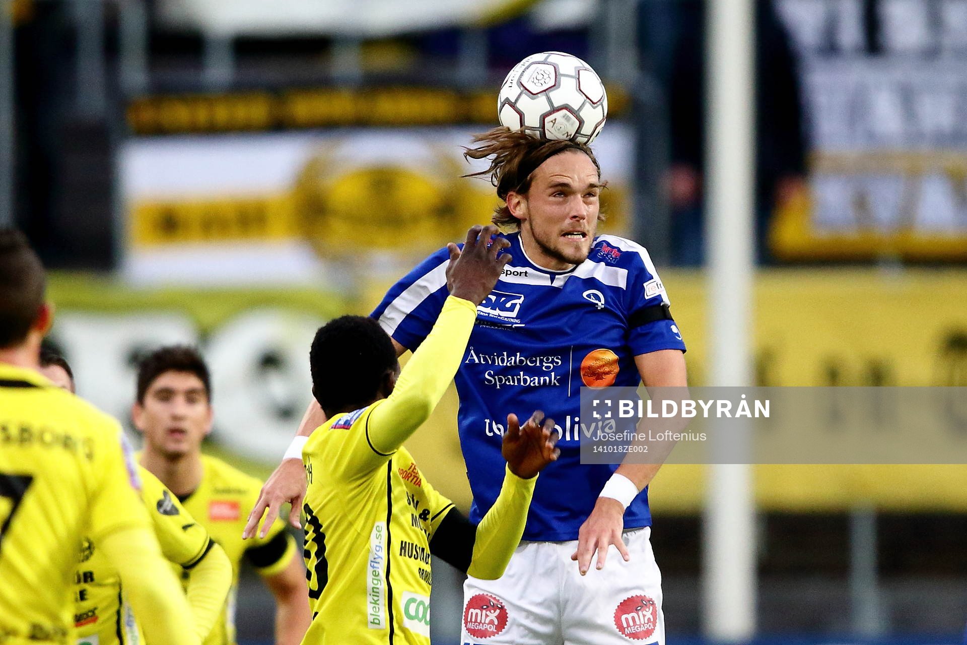 Åtvidabergs Tom Pettersson nickar och har svart sorgebindel