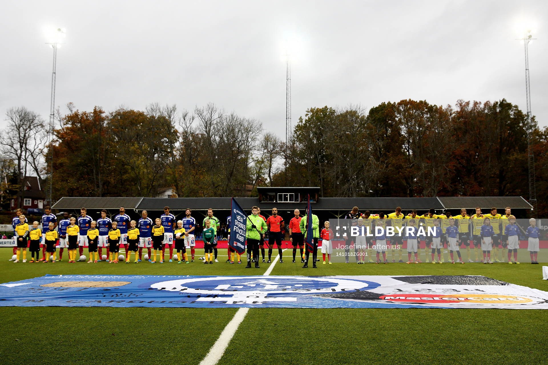 Lagen står uppställda under en tyst minut under fotbollsmatchen i Allsvenskan mellan Åtvidaberg och Mjällby den 18 oktober 2014 i Åtvidaberg.