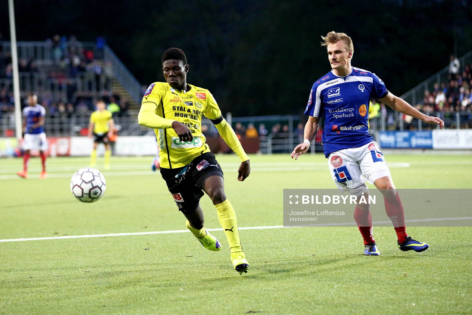 Mjällbys Kwame Bonsu oxh Åtvidabergs Pontus Nordenberg under fotbollsmatchen i Allsvenskan mellan Åtvidaberg och Mjällby den 18 oktober 2014 i Åtvidaberg.