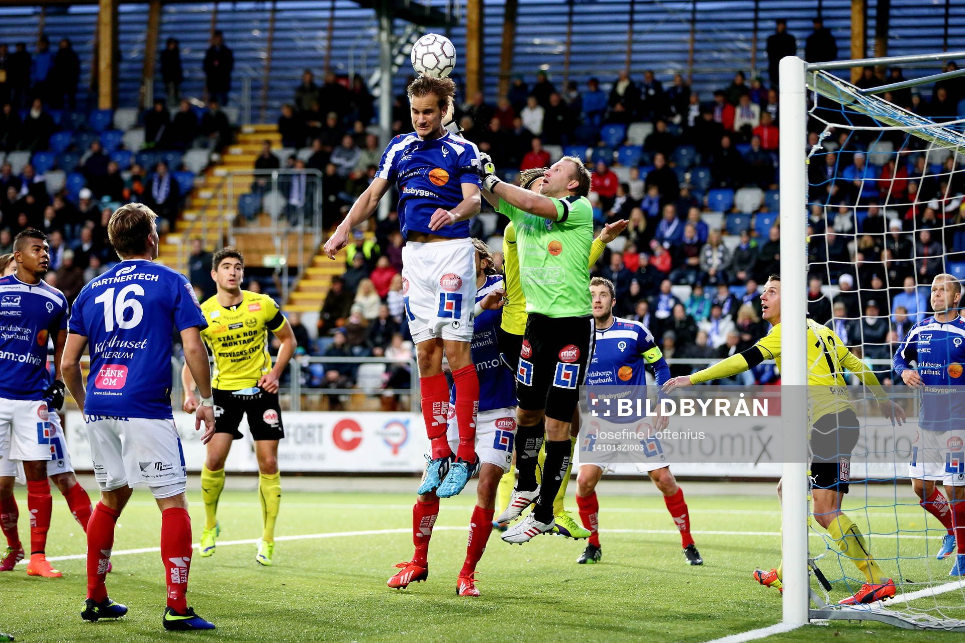 Åtvidabergs målvakt Henrik Gustavsson boxar undan bollen