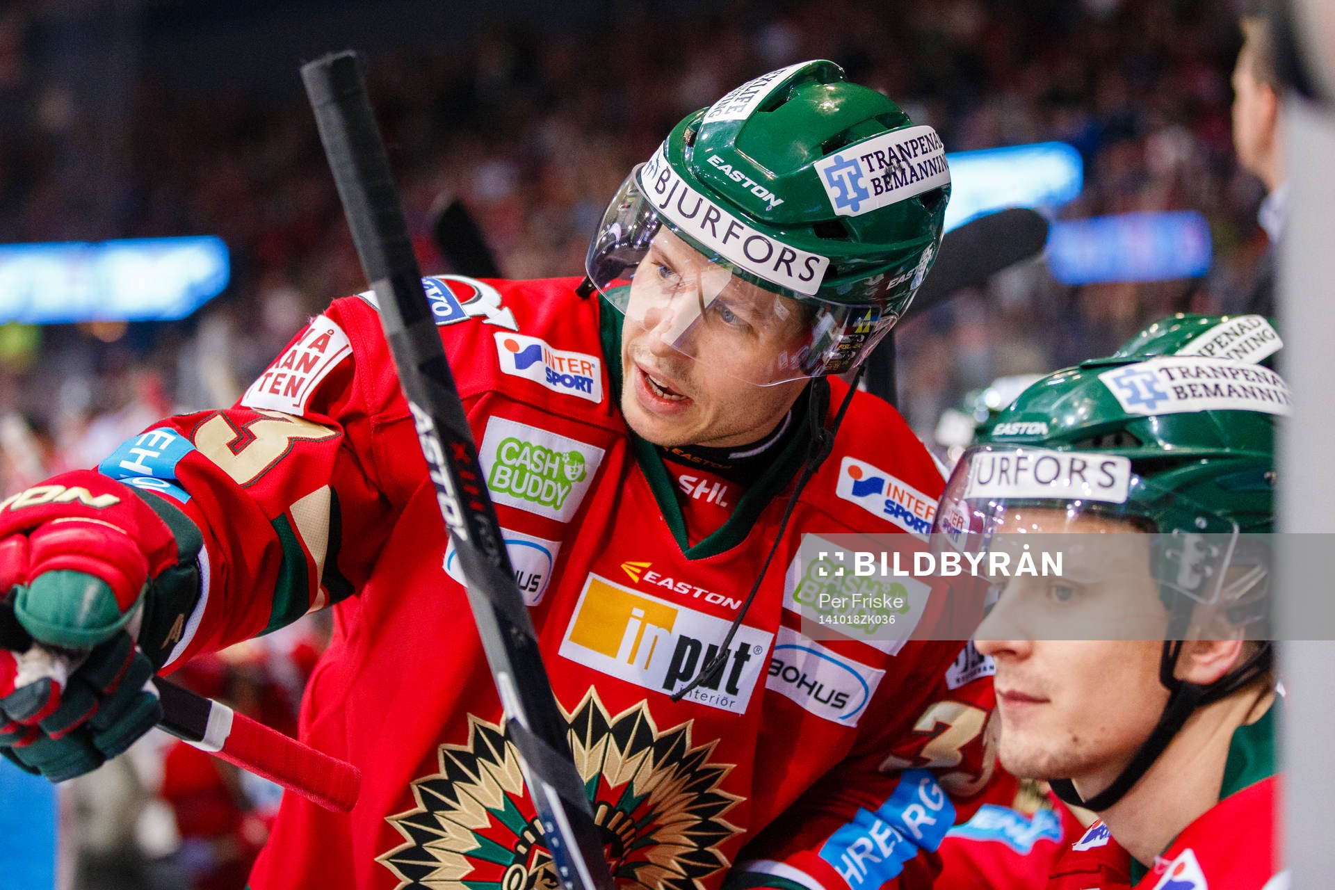Frölundas Elias Fälth pratar med Nicklas Lasu (h)
