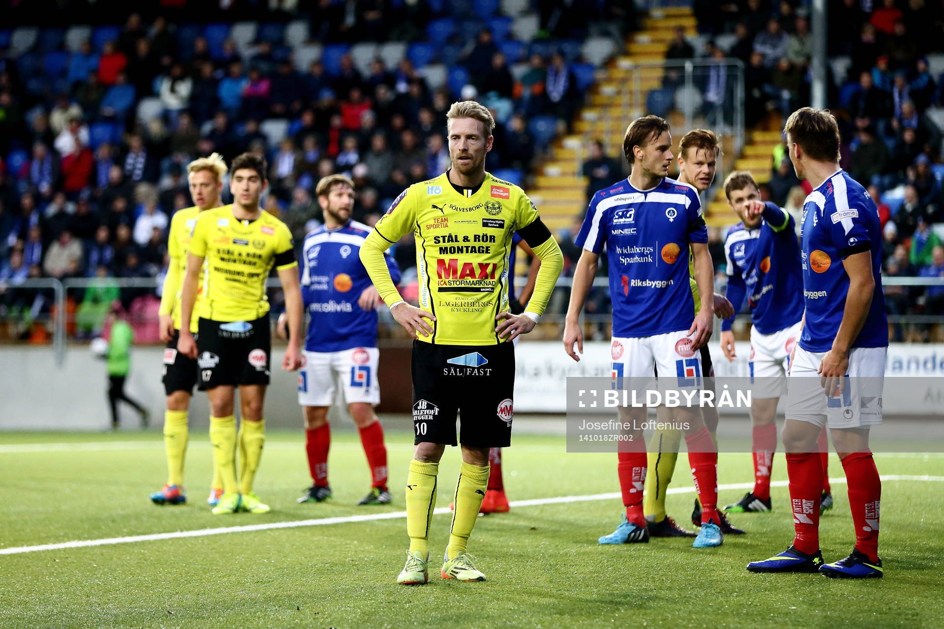 Mjällbys Christian Wilhelmsson innan en av matchens alla