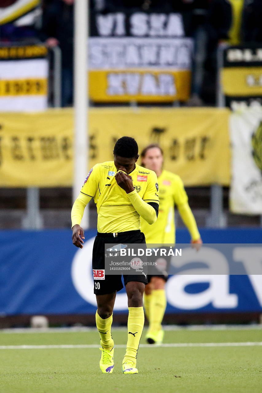 Mjällbys Kwame Bonsu deppar framför supportrarnas text Vi