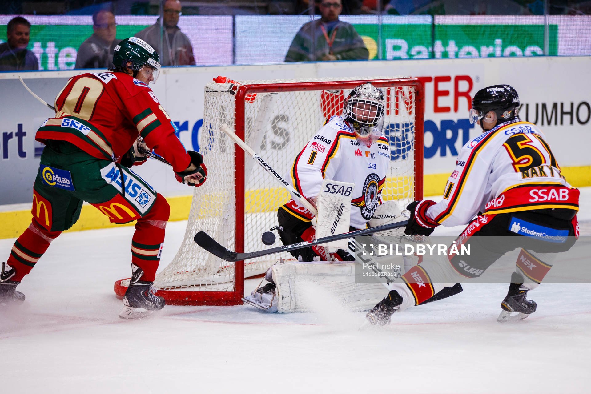 Luleås målvakt Daniel Larsson räddar ett skott
