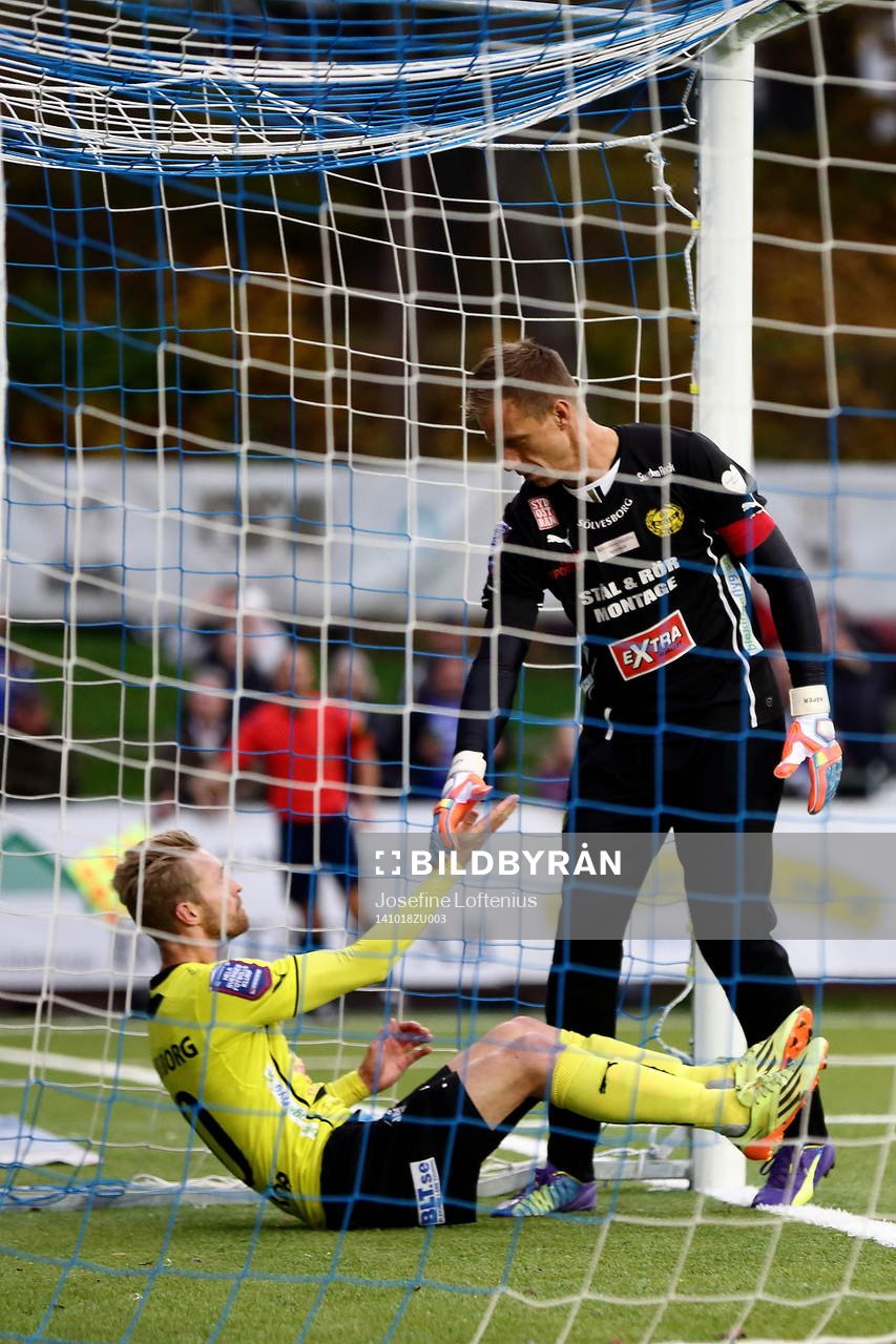 Mjällbys målvakt Mattias Asper hjälper Christian