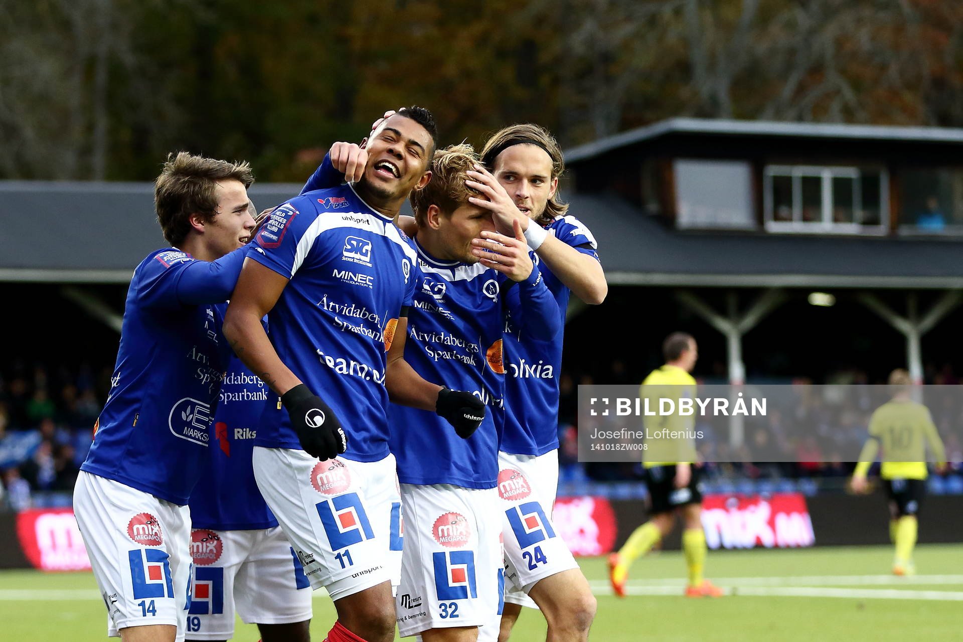 Åtvidabergs Ricardo Santos jublar och blir omkramad av