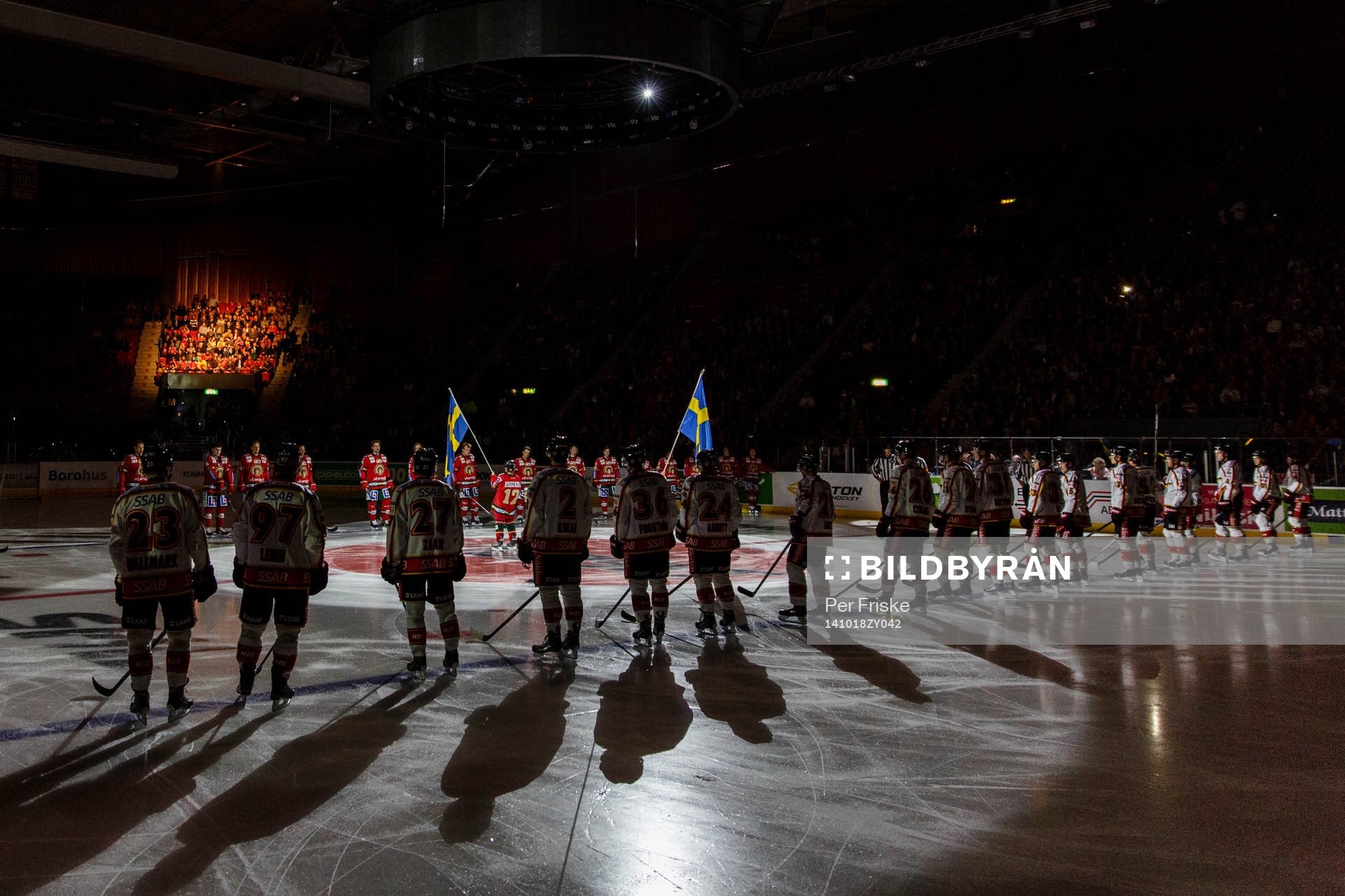 Spelarna står uppställda innan ishockeymatchen i SHL