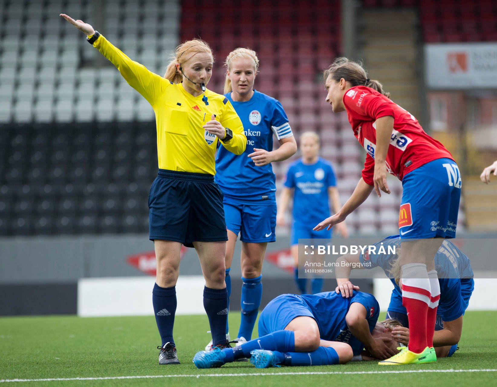 Örebros Lucie Martinkova fick gult kort