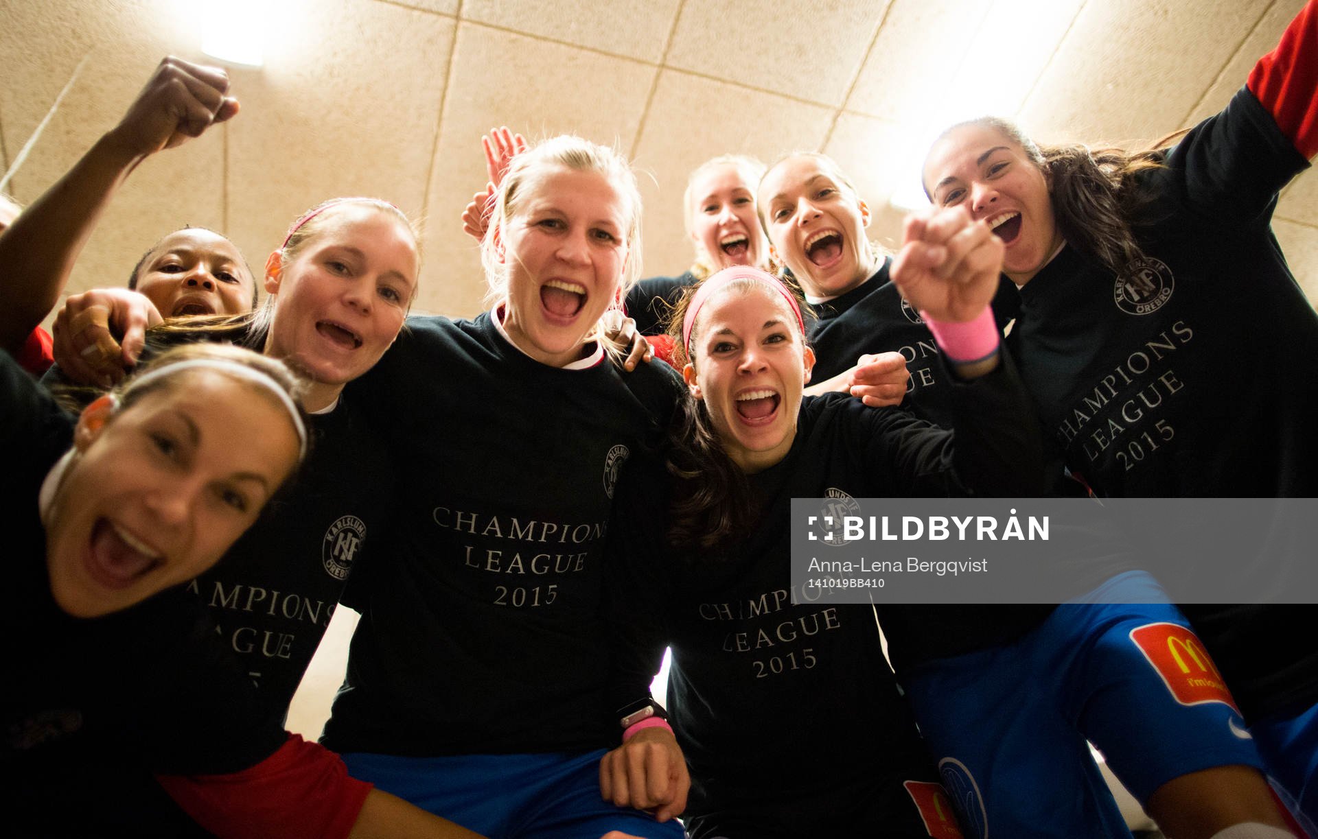 Örebros spelare jublar i omklädningsrummet i mitten med