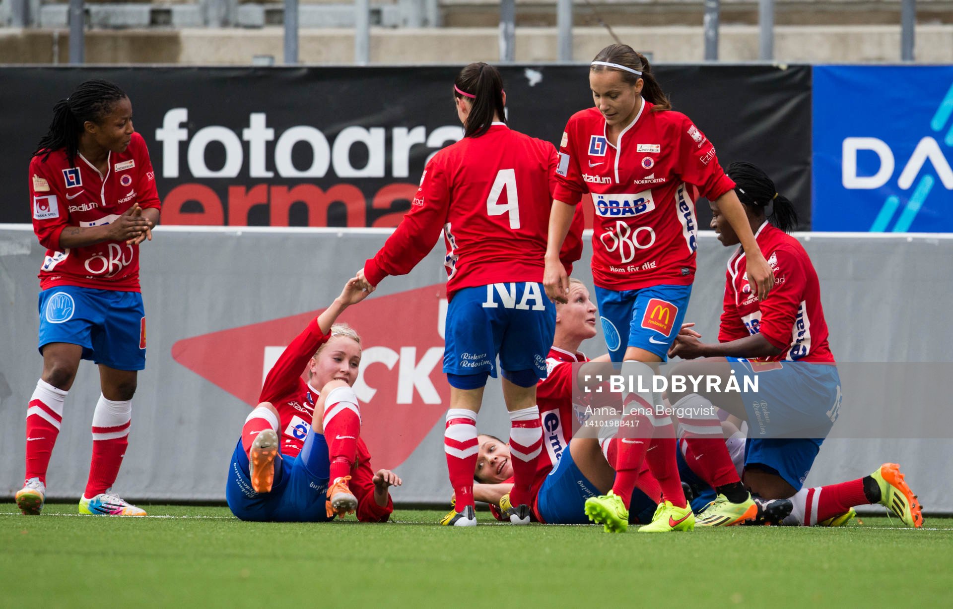 Örebros spelare Ogonna Chukwudi (v) och Lucie Martinkova (h) jublar efter Sanna Talonens mål 2-0. Lagledare Elin Magnusson (m) jublar under fotbollsmatchen i Damallsvenskan mellan Örebro och Eskilstuna den 19 oktober 2014 i Örebro.