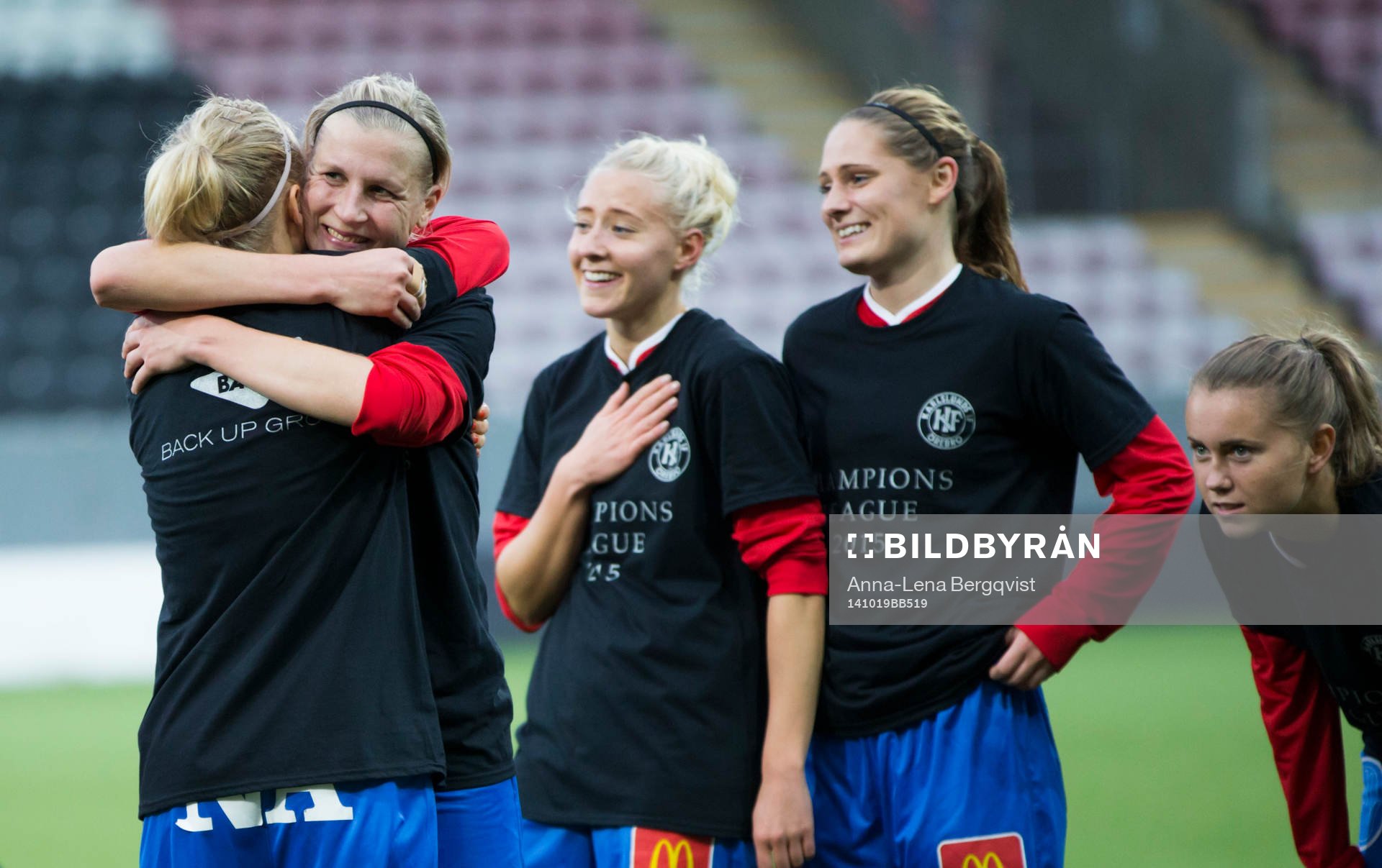 Örebros målskytt Sanna Talonen får en kram