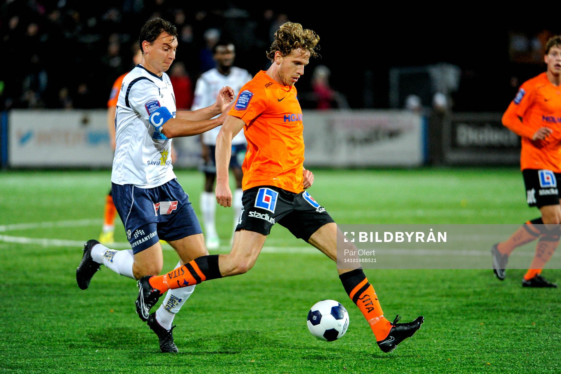 Norrköpings Andreas Hadenius och Gefles Marcus Hansson under fotbollsmatchen i Allsvenskan mellan Gefle och Norrköping den 19 oktober 2014 i Gävle.