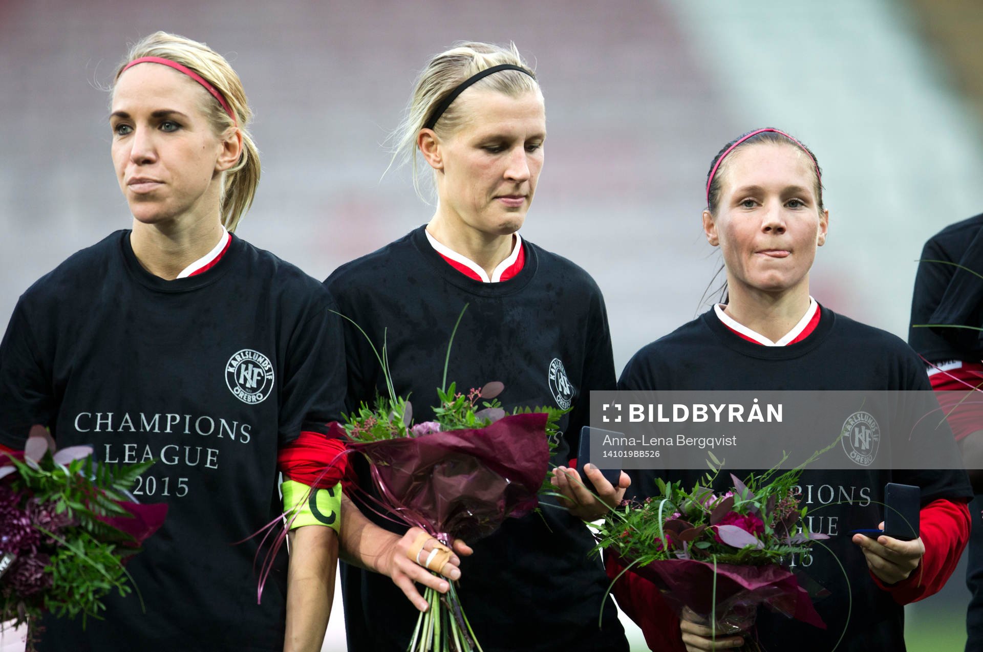 Örebros Elin Magnusson, Sanna Talonen och Susanna Lehtinen med sina silvermedaljer under fotbollsmatchen i Damallsvenskan mellan Örebro och Eskilstuna den 19 oktober 2014 i Örebro.