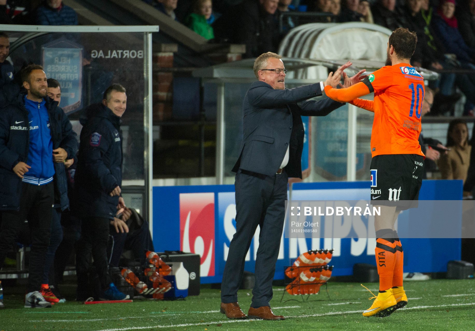 Norrköpings tränare Jan Andersson jublar med Emir Kujovic