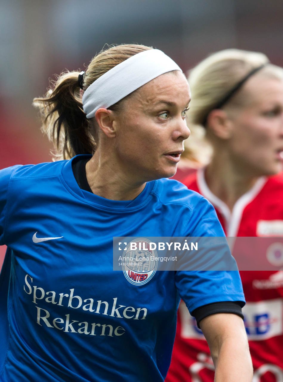 Eskilstunas Sara Thunebro strax före hon får en spark och