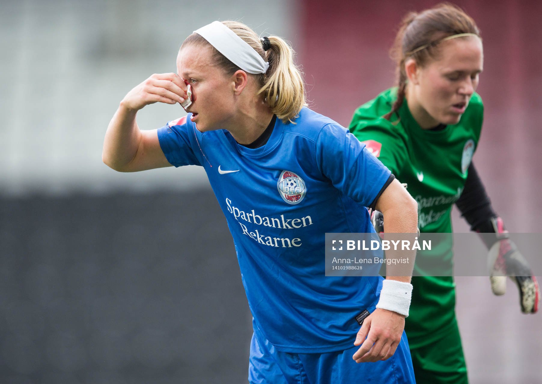 Eskilstunas Sara Thunebro bröt näsbenet efter en spark på näsan under fotbollsmatchen i Damallsvenskan mellan Örebro och Eskilstuna den 19 oktober 2014 i Örebro.