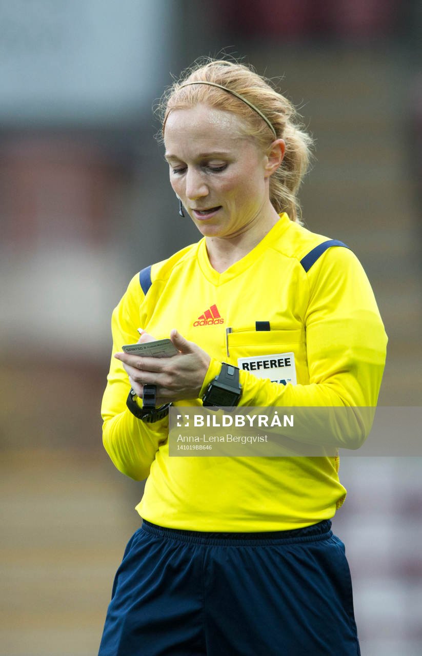 Domare Linn Andersson skriver upp en varning under fotbollsmatchen i Damallsvenskan mellan Örebro och Eskilstuna den 19 oktober 2014 i Örebro.